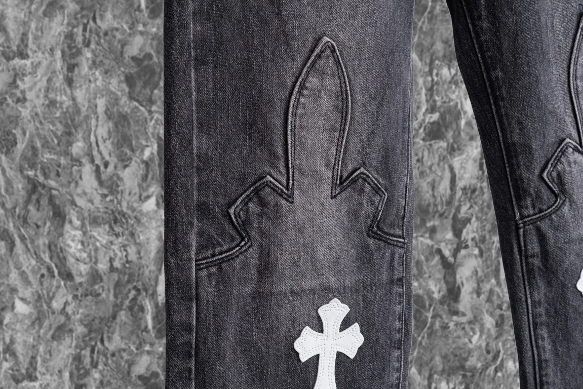 P260 Chrome Hearts Chrome Hearts city limited flame black and white leather jeans need to be washed after the finished product is disassembled and hand-made with sheepskin cross leather and then spliced ​​together. The whole piece has too many craftsmanship to describe. The cabinet price is 16W+, the patchwork is decorated with cross flowers, and the high-waisted washed jeans! ! Absolutely high-end luxury products, 8W+ level god-level single products, super popular products, made with top heavy industry, a magic weapon that cannot be missed. About Kroxin This is an extremely luxurious fashion brand, which can also be called the nobles of the high street. It has always been an exclusive brand for some hipsters or rich second generation. Compared with ordinary high streets, it is more luxurious and noble. Compared with luxury brands, it has a more fashionable personality and has always been a brand that I have a special liking for. Style number: 1566# Color: black Size: 28 30 32 34 36